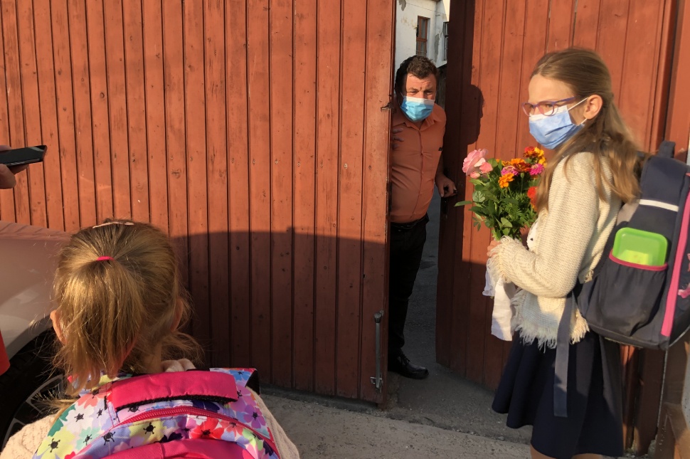 Maszkos kapus várja a gyerekeket a Palló Imre Művészeti Szakközépiskolánál 2020-ban