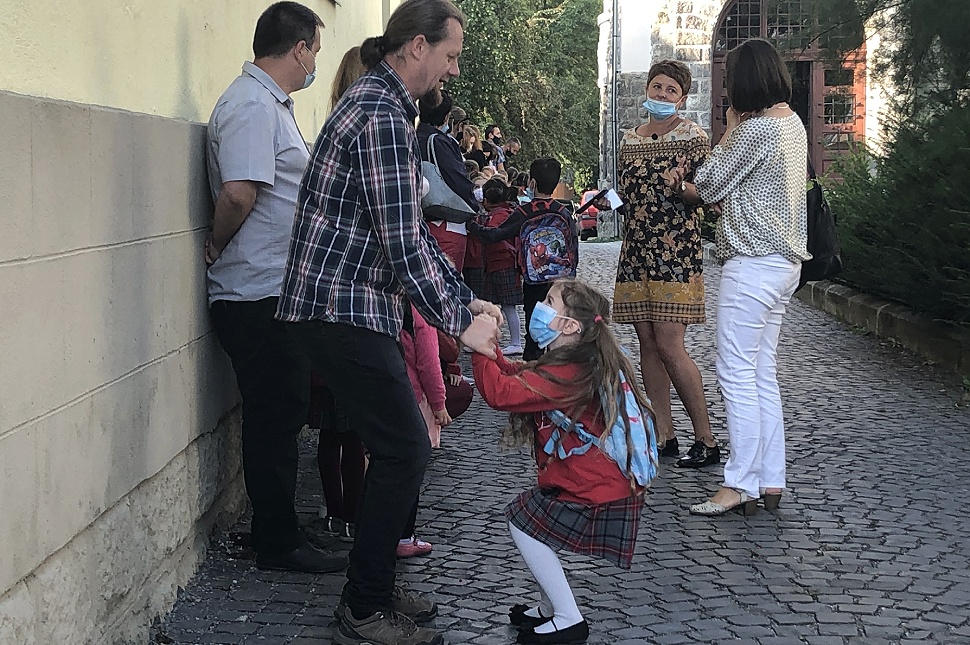 Apuka játszik kislányával a 2020-as tanévkezdésen, a Benedek Elek Pedagógiai Líceumnál