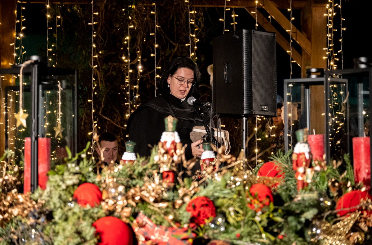 Ünnepi fények, vásár, gyertyagyújtás – és egy kis erőszag