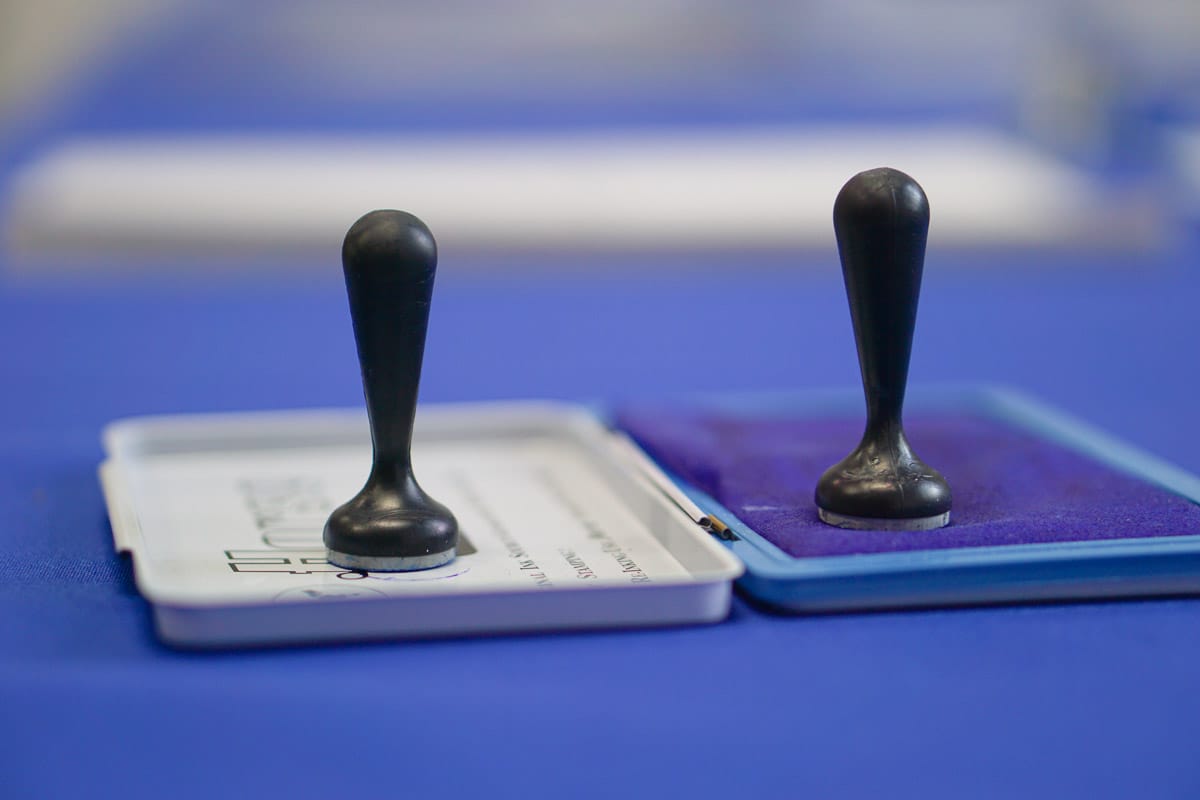 Két szavazólappal ment be a szavazófülkébe