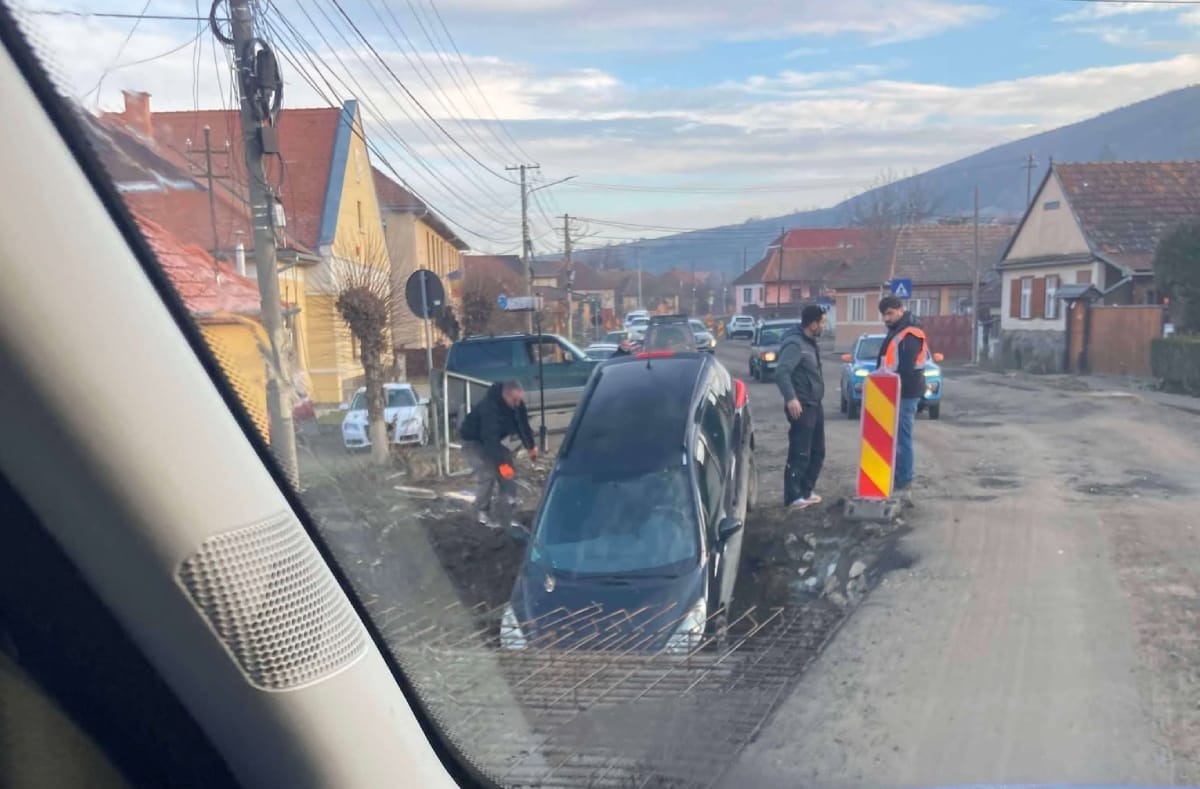 Gödörbe borult egy autó