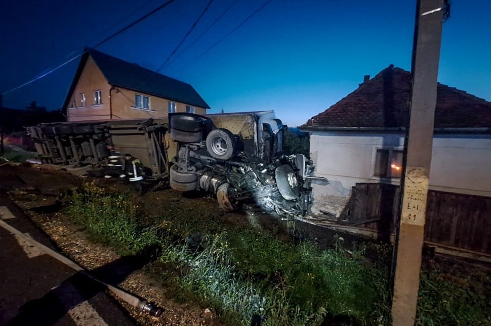 A kabinba szorult a lakóháznak ütköző kamion sofőrje