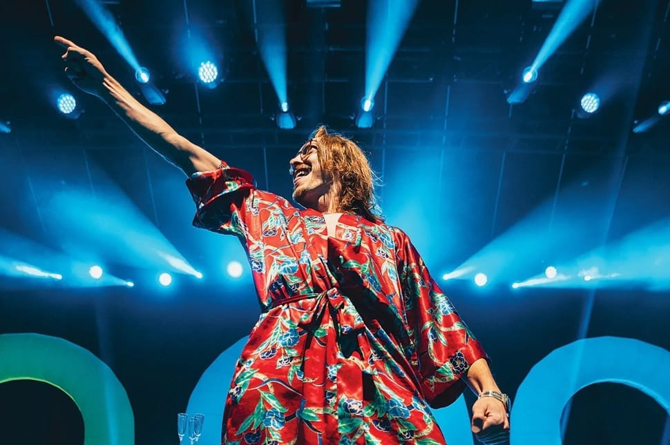 Megvan a srác, aki köntösben tombol a keverőpulton?