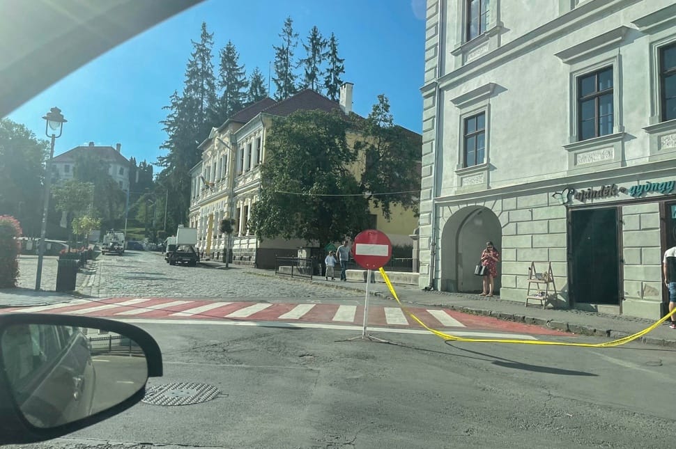 Ne menj autóval a Márton Áron tér fele!