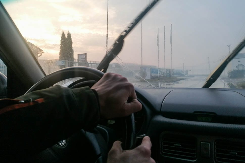 Amikor a rendőrség elvisz, mert megpucoltad a szélvédőt