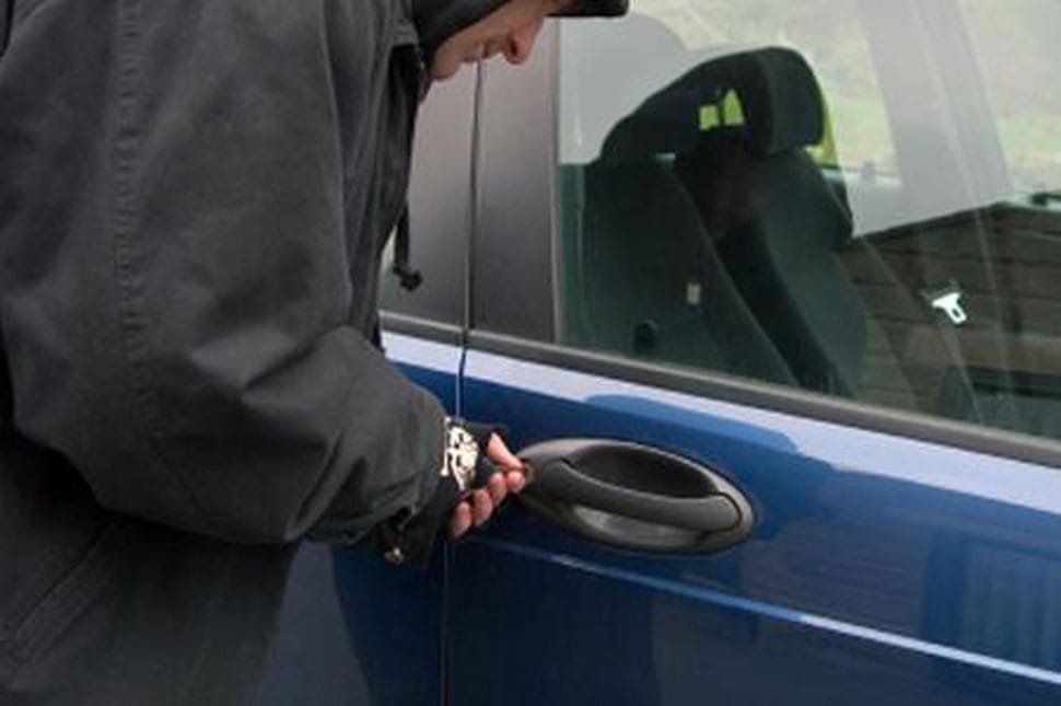 Lopott autót vezetett sáncba egy kiskorú