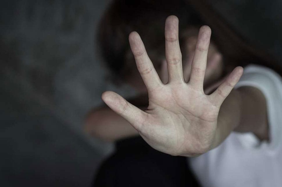 Betört a házába és meg akarta erőszakolni