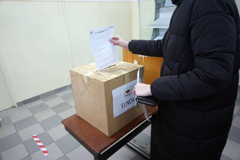 A szavazólapok harmada fogyott el 16 óráig