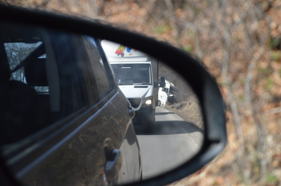 Becsúszott egy kamion az árokba