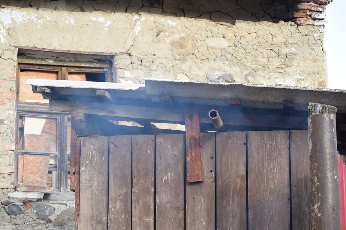 Szinte meggyúlt a ház a füstölőtől