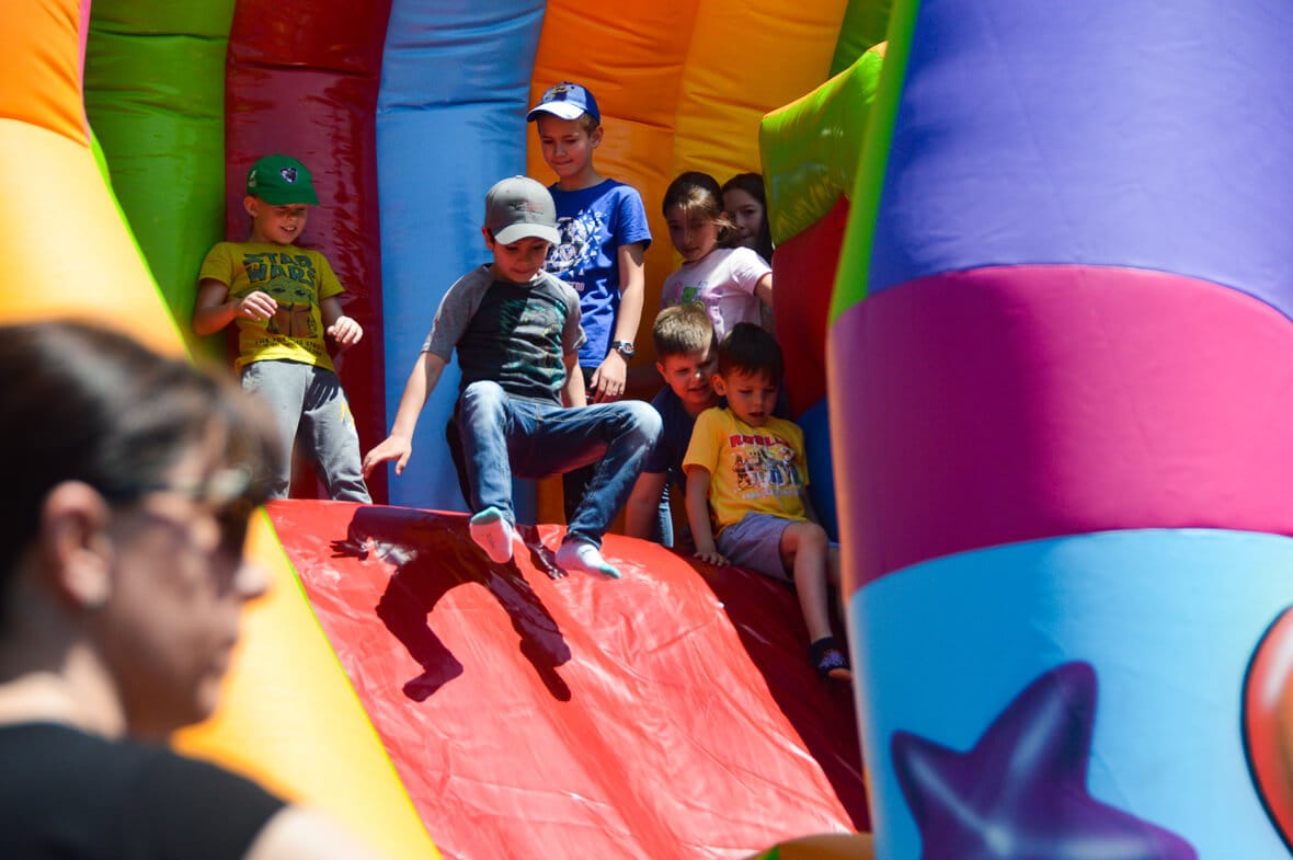 Almára csápolnak a gyereknapozók