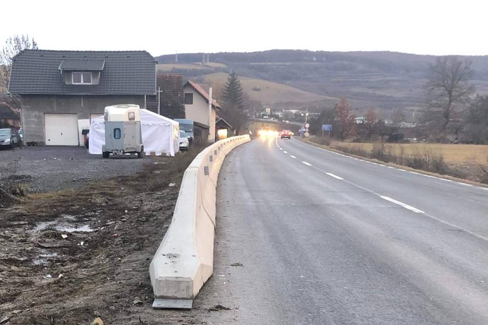 Betonfalnak csapódott autójával egy idős pár