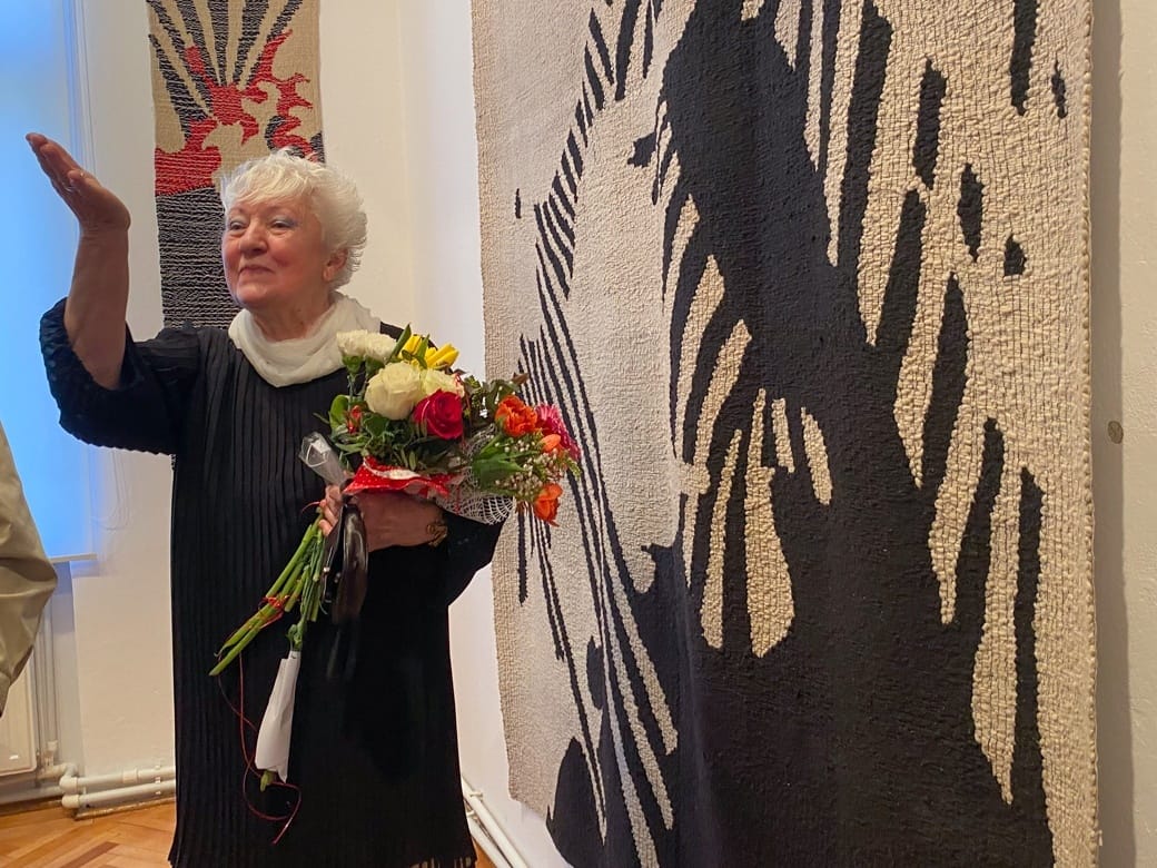 A tűzről pattant pirostól a gyászos feketéig