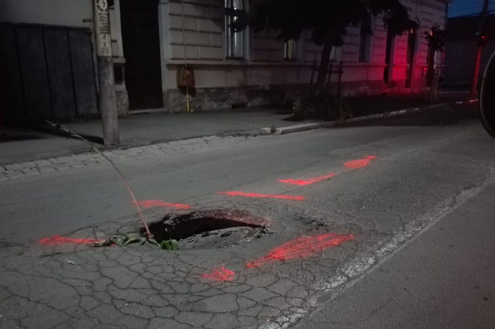 Kicserélik a beszakadt kanálistetőt