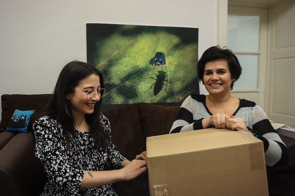 Kinyitotta a dobozt, és meglátta, mi van benne... (videóblog)