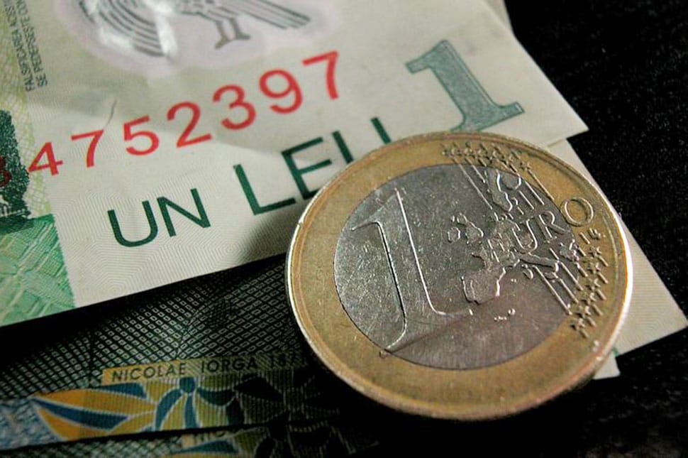 Ilyen sok lejbe még nem került az euró