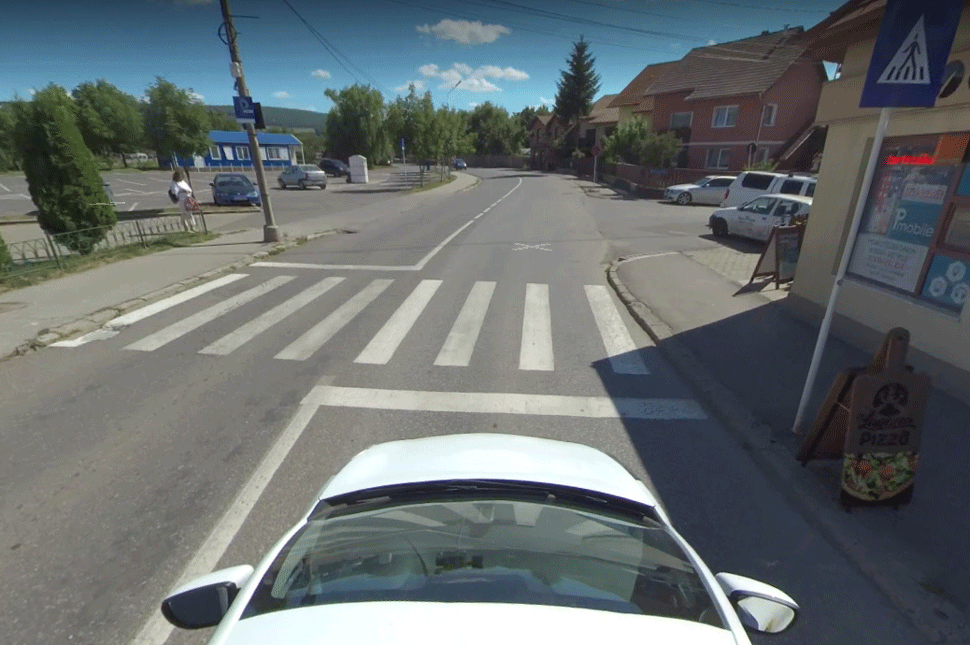 Elütöttek egy nőt az átjárón