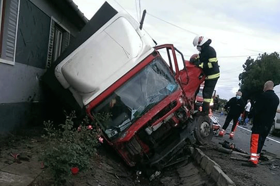 Súlyos baleset miatt állt a sor Héjjasfalván
