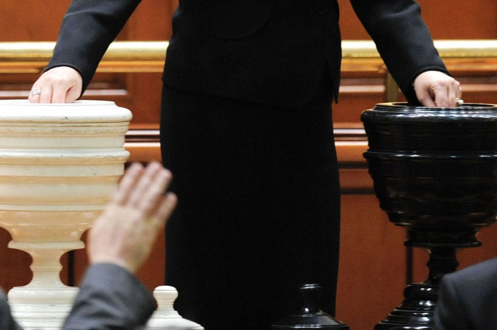 Összegyűltek az aláírások a kormánybuktatás elindításához