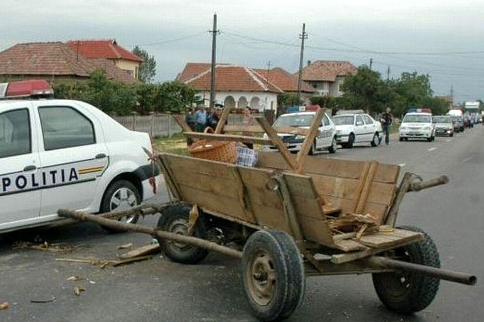 Parkoló autónak ütközött szekerével