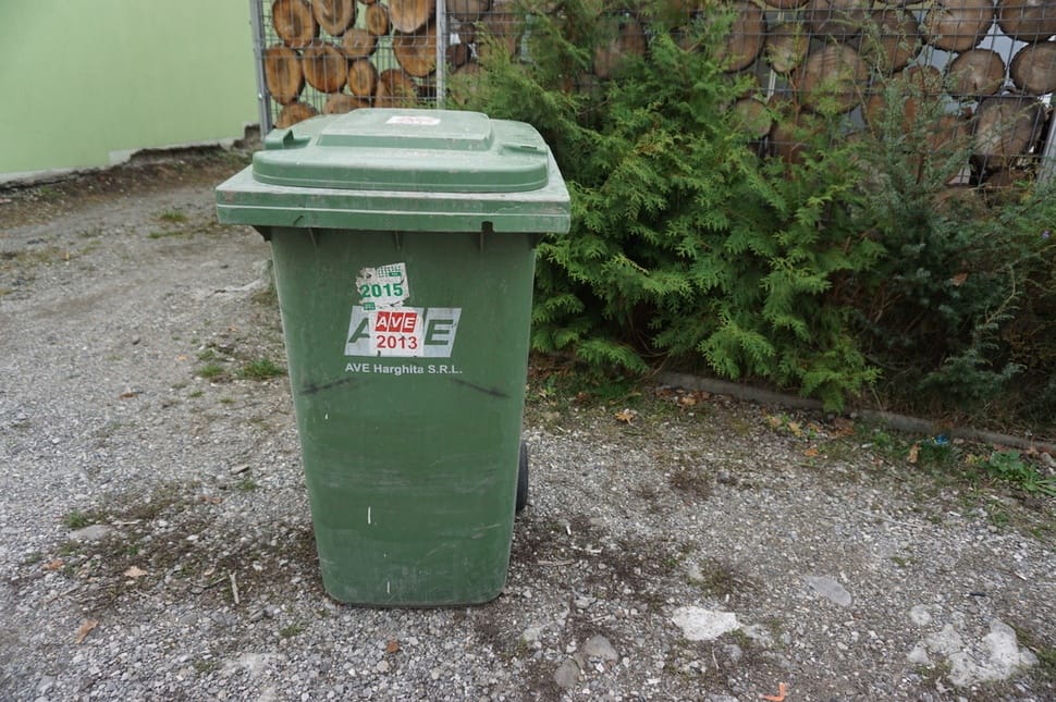 Osztják a kukás matricát