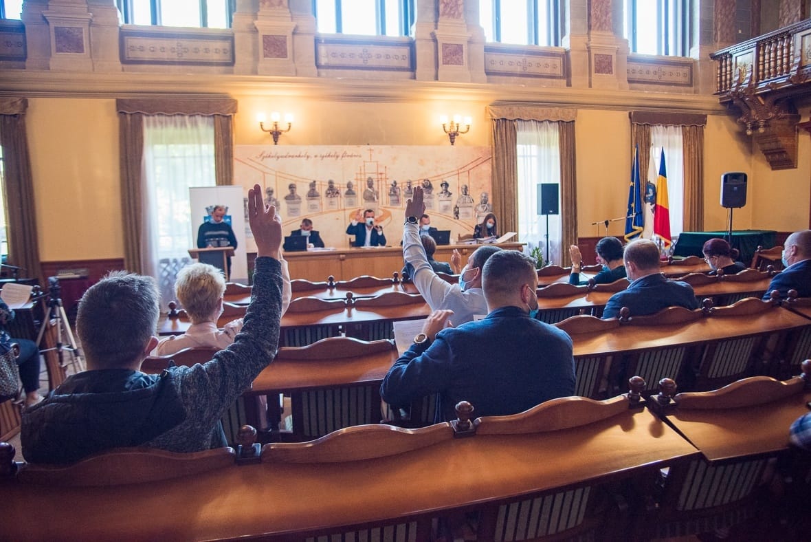 Fényt visznek az egyik lakóparkba, emelik az ösztöndíjakat