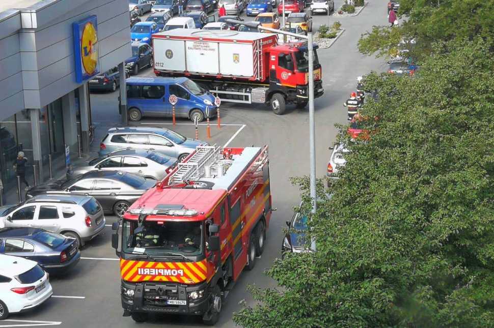 Kivonultak a tűzoltók a Lidl parkolóba