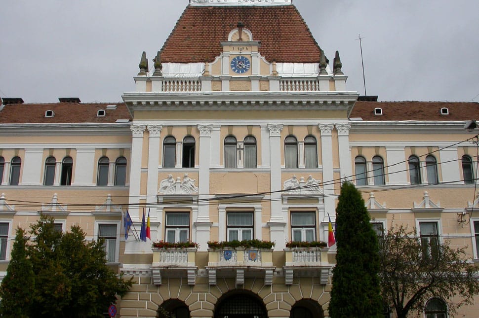 Kicsit nyitva, kicsit zárva lesz a városháza