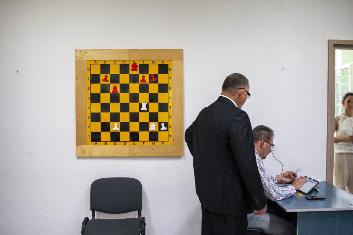 Az első exit pollok szerint Simion nyerhet