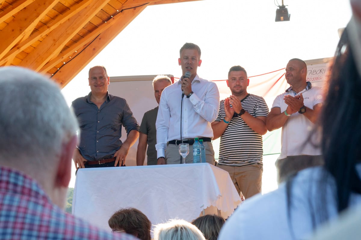 Békejobb és tekenő: Erdélybe látogatott Magyar Péter (videóval)