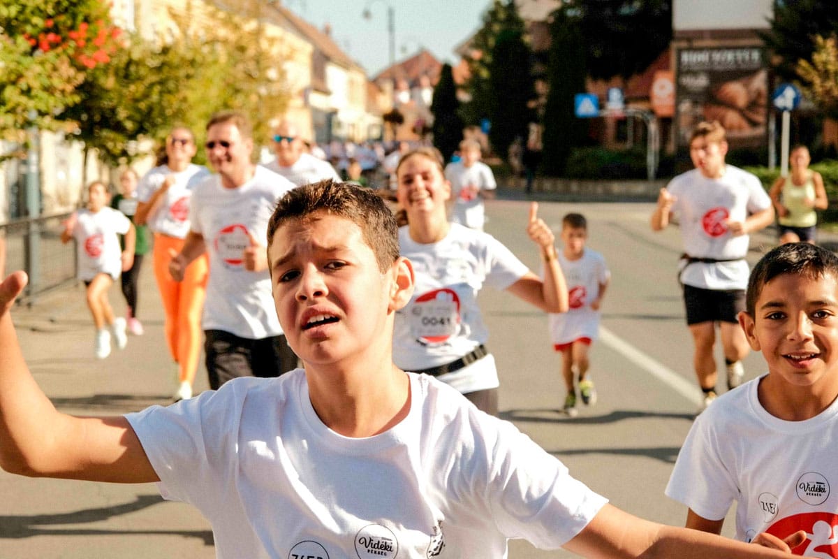 Szeretnéd tudni, hogy milyen pólóban futsz idén a tömeggel?
