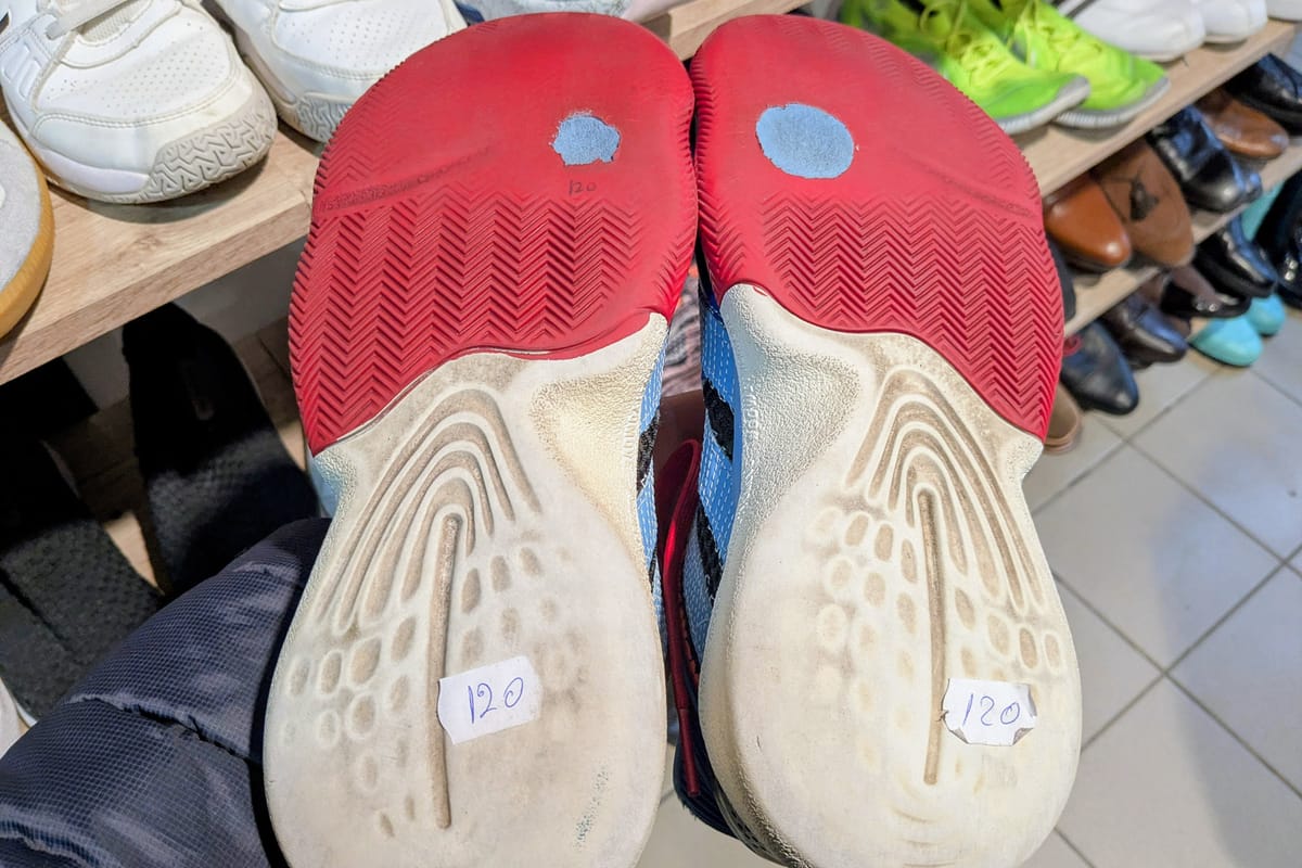 Nem csak az üzemanyag ára ment fel Udvarhelyen, hanem a lyukas talpú cipőké is