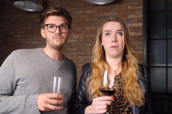 Ács Fruzsina és Szabó Balázs Máté közös humoresttel érkezik Udvarhelyre