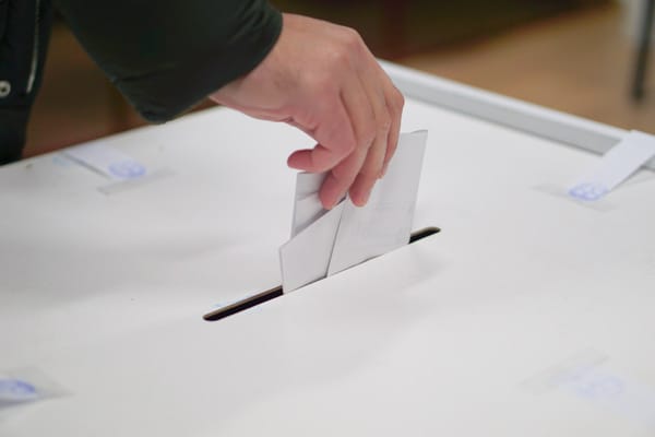 A szavazás napján tilos a felmérések eredményeit ismertetni urnazárás előtt