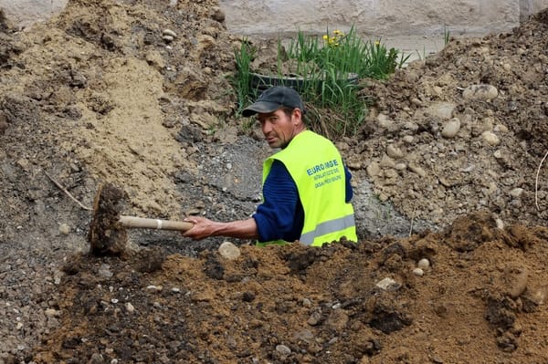 Kábelt fektetnek a Gábor Áron utcában