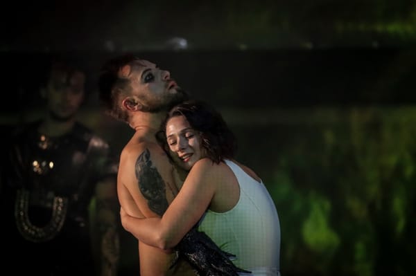 Fejbeütnek, de ez egyáltalán nem furcsa