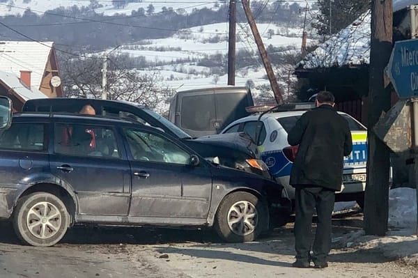 Kiütötték Fenyéden a rendőrautót