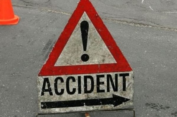 Belement az őt előző autóba