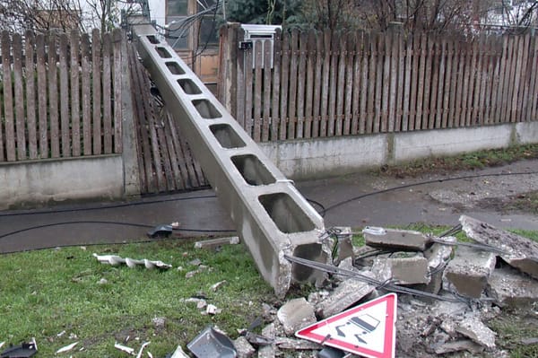 Kiütötte magát s az oszlopot is