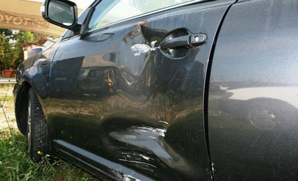 Meghúzta a parkoló autót