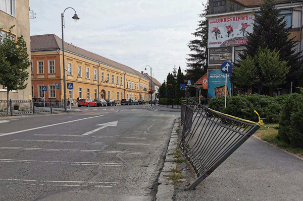 Mitől görbül a kerítés?