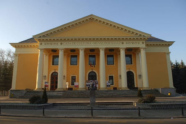 Maradnak a jelenlegi vezetők a színház és a könyvtár élén