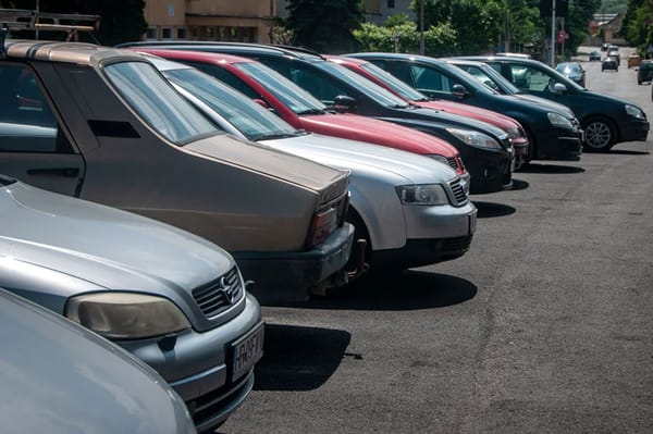 Autóval ment a bankautomatához, majd gyalog haza