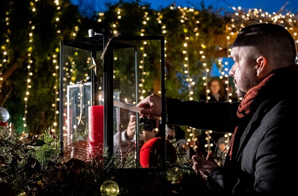 Ünnepi fények, vásár, gyertyagyújtás – és egy kis erőszag