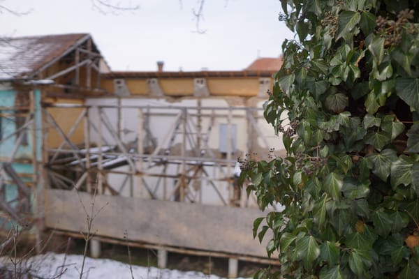 Huszonegyedszer is halasztottak a bentlakásper előszobájában