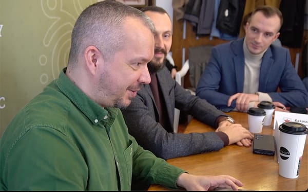 Mit tanult Szakács-Paál István polgármester Magyar Pétertől a pillogtatásról?