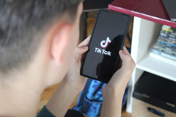 Már nem az ablak alatt kiabálunk